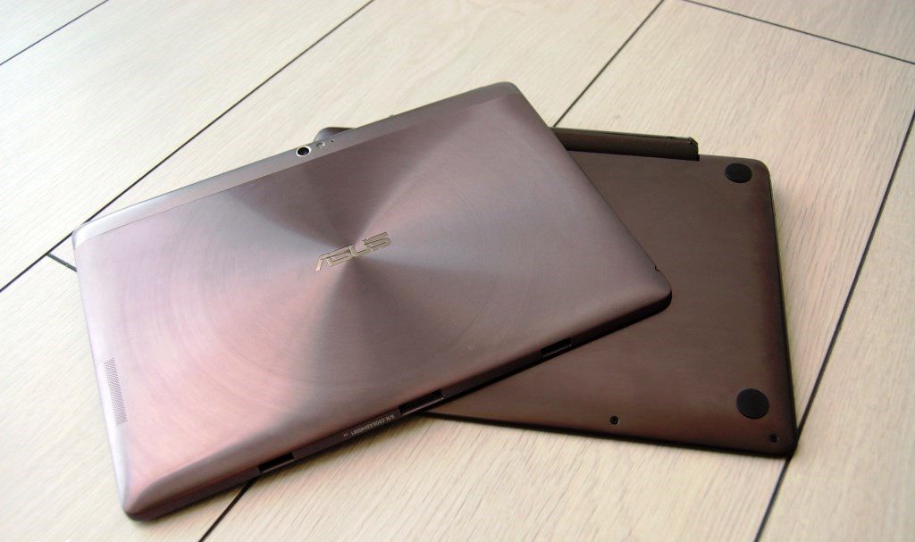 Таблет Asus и докинг станция към него