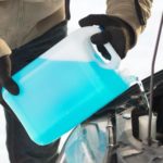 Frostschutzmittel in ein Auto füllen