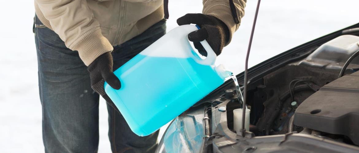 Frostschutzmittel in ein Auto füllen