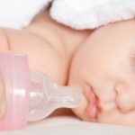 bebé duerme con un biberón