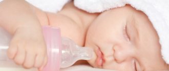 Baby schläft mit einer Flasche
